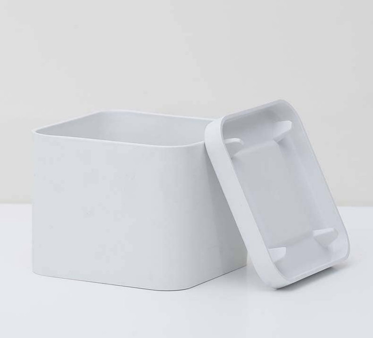 Cubic polymer pot with saucer