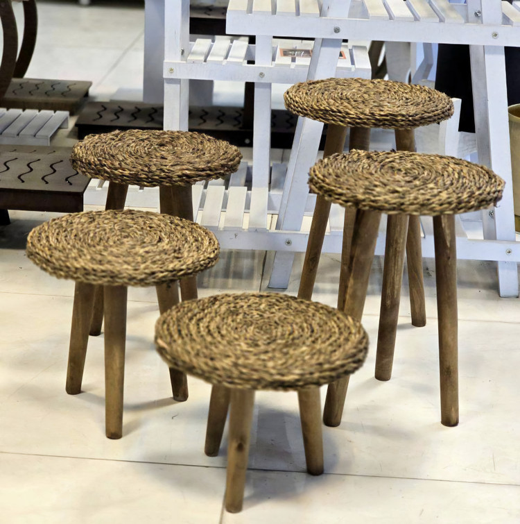 Three-legged flower pot stand with wicker base (set of 5)